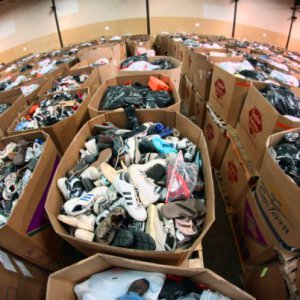 Хранение обуви на складе в больших картонных микс коробках